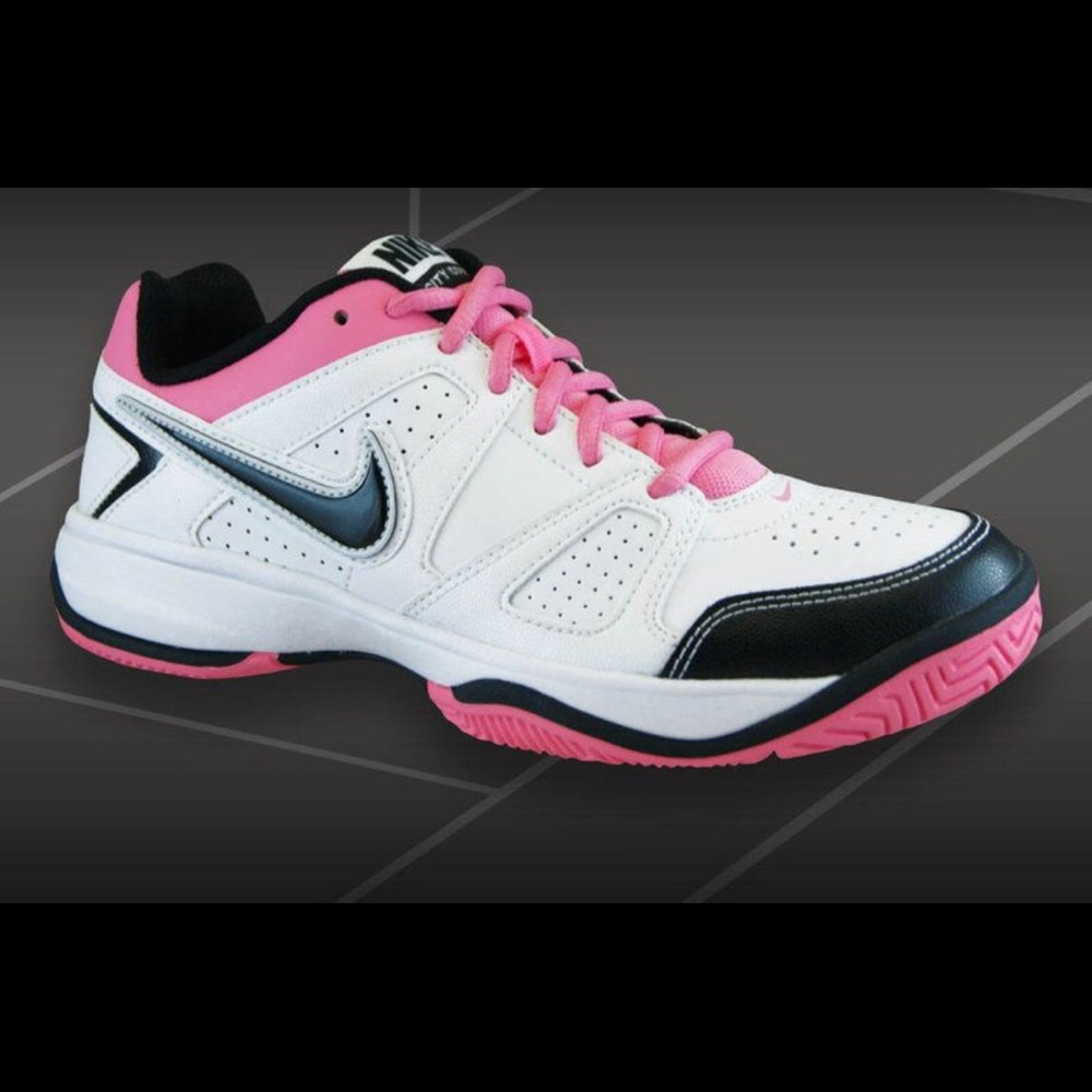 Nike city court tennis shoe
